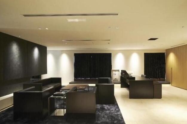 �������һ���ϰ࣬���ƽ���ж�ΰ��ﶭ�¾���ϯ