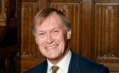 Ӣ��7Ѯ��Ա��ͱ��������,����50��������Ů�໽�