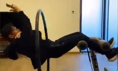 ��äĿ����л��������ת����Ȧ,����Ů��һ�����